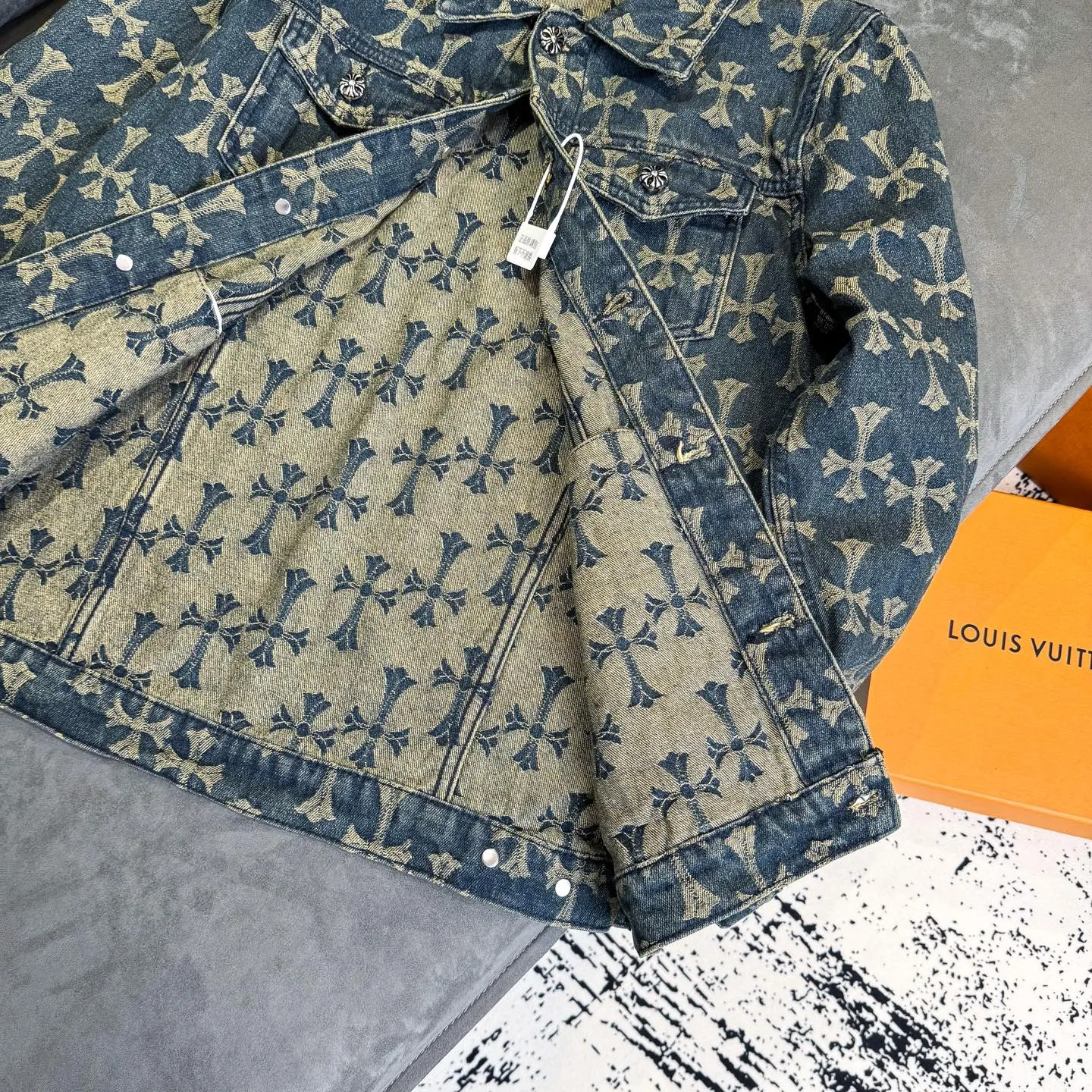 P260 Chrome Hearts heavy denim jacket with double-sided LOGO jacquard concealed print, the same model as the Internet celebrity star. The cross-printed denim jacket has a unique cross design element and full printing, which is full of design. It is made of 100% denim cotton fabric with heavy coarse yarn count, which ensures a stiff and tough silhouette while being soft, comfortable and breathable. The lapel is designed with silver buttons and is full of texture. The classic white cross logo is all over the dress, making it a perfect versatile style for spring and summer! Customized jacquard fabric, you can wear it in various styles. This gender-neutral shirt is a must-have for nightclubs. It can be worn as a jacket for both men and women. It can be easily worn by both men and women! The original loose version is made of high-quality pure cotton fabrics. The fabric pattern is high-definition and delicate without burrs. It is comfortable and breathable to wear. All the buttons are molded and customized. It is casual and fashionable and can be matched with any bottoms. It can be windproof and sunproof in spring and summer. It can be worn outside in autumn and winter! Easily concave shape makes you look slimmer and taller, perfect for both men and women!  Size: S–XL Color: blue